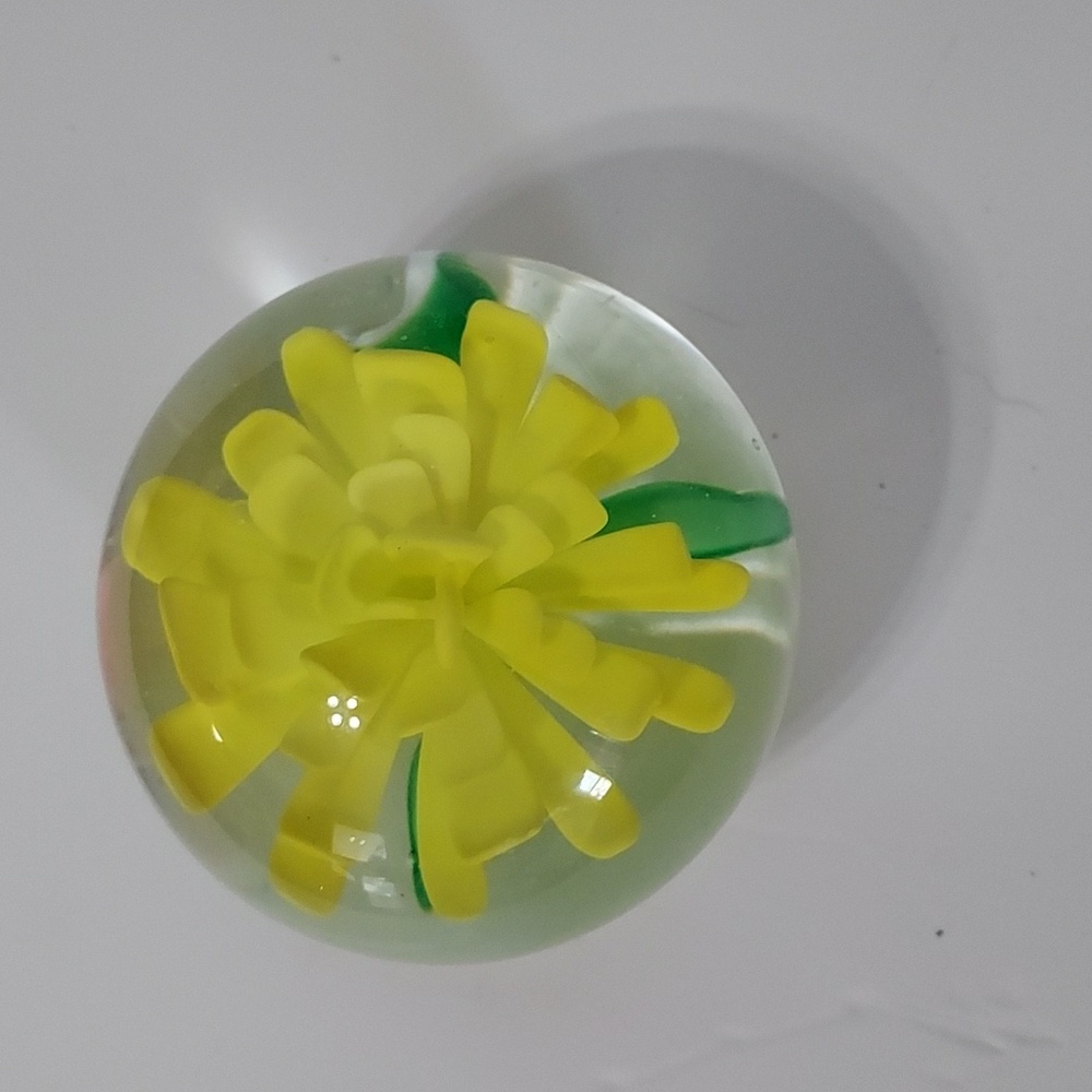 Yellow Flower Paperweight,OS,GUC